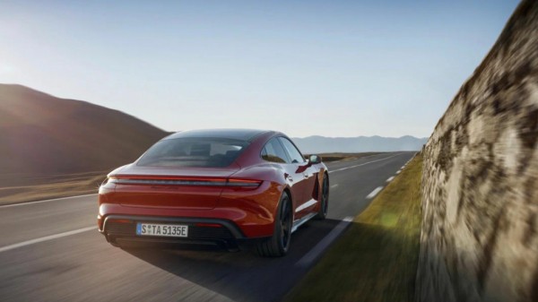 Электрокар Porsche Taycan получил сразу две новые версии