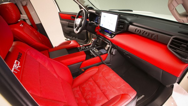 В Сети показали экстремальную версию пикапа Toyota Tundra для гонок по пустыне