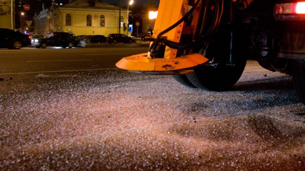 Представители "Водоканала" рассказали о сложностях использования гранитной крошки для борьбы с гололедом 