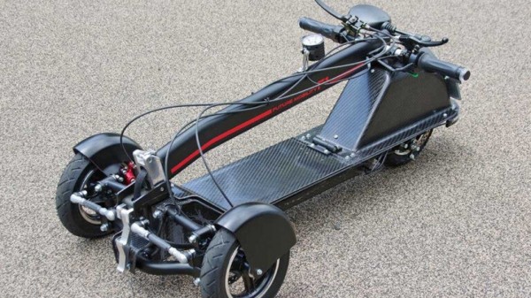 В Японии начали продавать необычный трехколесный мопед Future F1