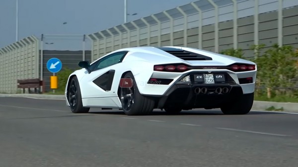 Возрожденный Lamborghini Countach впервые заметили на дороге