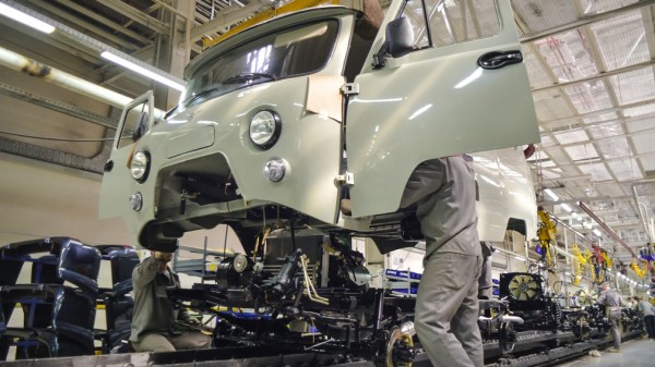 На УАЗе протестировали сборку машин в экзоскелетах