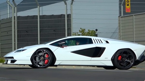 Возрожденный Lamborghini Countach впервые заметили на дороге