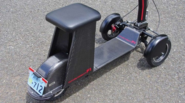 В Японии начали продавать необычный трехколесный мопед Future F1