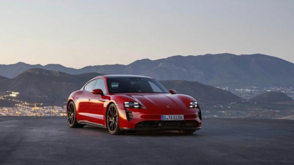 Электрокар Porsche Taycan получил сразу две новые версии