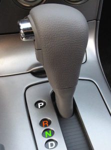 При езде водитель включил заднюю на скорости: что будет с коробкой &laquo;механика&raquo; и &laquo;автомат&raquo;