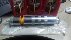 Шприц для заливки масла в коробку передач: особенности и выбор