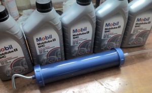 Шприц для заливки масла в коробку передач: особенности и выбор