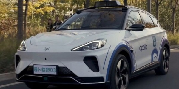 В Китае заработало такси будущего: пассажиров возят беспилотные авто (видео)