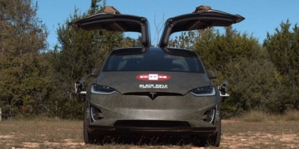 В стиле Маска: Tesla Model X с пулеметами и кофемашиной