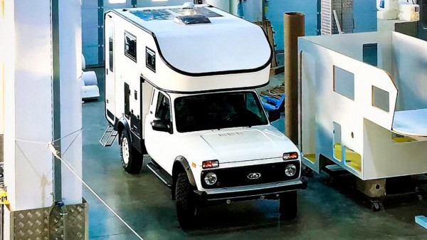 Классическую Lada Niva переделали в дом на колёсах