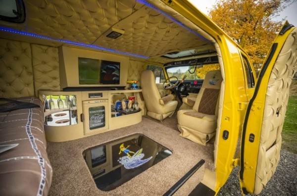 Dodge из 70-х с кроватью и мини-баром