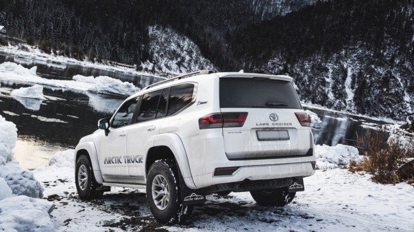 Компания Arctic Trucks превратила Toyota Land Cruiser 300 в &laquo;арктический&raquo; вездеход