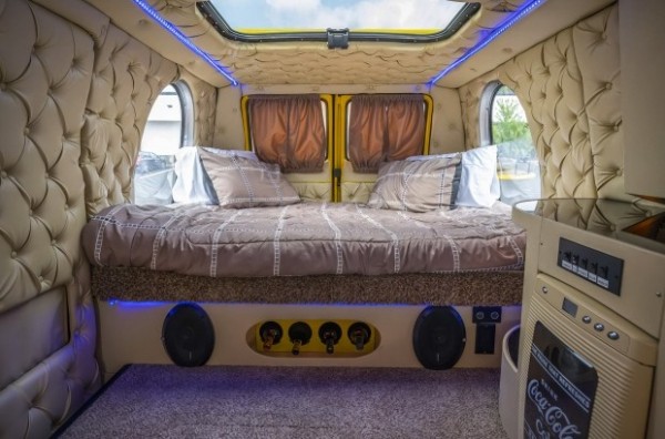 Dodge из 70-х с кроватью и мини-баром