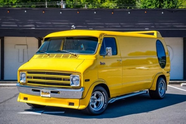 Dodge из 70-х с кроватью и мини-баром