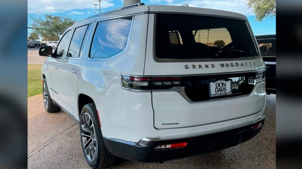 В Москве за новый Jeep Grand Wagoneer просят вдвое больше максимальной стоимости на американском рынке