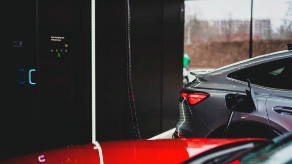 Компания Audi сделала лаунж-дом для зарядки электрокаров