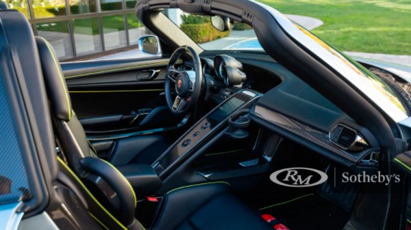 На продажу выставили редчайший гибридный суперкар Porsche 918 Spyder с минимальным пробегом