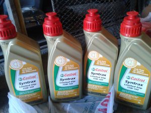 Через сколько надо менять масло в коробке: МКПП и АКПП