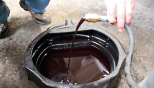 Через сколько надо менять масло в коробке: МКПП и АКПП