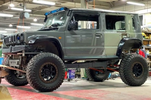 Японские студенты строят пятидверный Suzuki Jimny