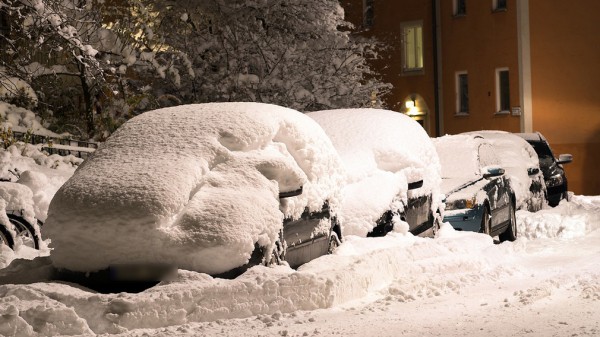 Автоэксперт Алексей Хресин рассказал, что делать, если автомобиль застрял в снегу