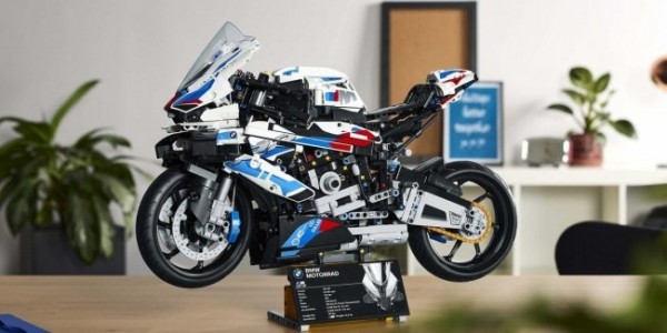 Конструктор LEGO BMW M1000RR Technic Set