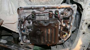 Нужно ли менять масло в коробке автомат: когда и почему