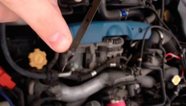 Проверка уровня масла в коробке и его состояния: механическая и автоматическая КПП