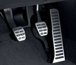 Расположение педалей в машине с механической коробкой МКПП и автоматической АКПП