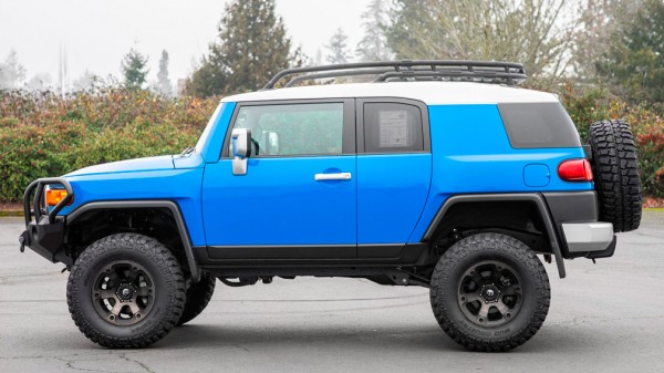 Внедорожник Toyota FJ Cruiser 2007 года выпуска выставили на продажу за 3,2 млн рублей