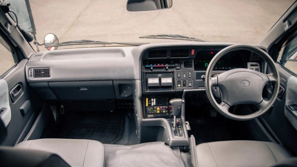 Редчайшую версию минивэна Toyota Hiace с мотором V8 продают за 2,7 млн рублей