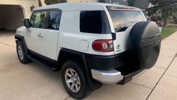 За Toyota FJ Cruiser 2013 года выпуска заплатили втрое дороже нового