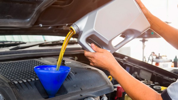 Водителям в России рассказали, как часто нужно менять масло в двигателе автомобиля
