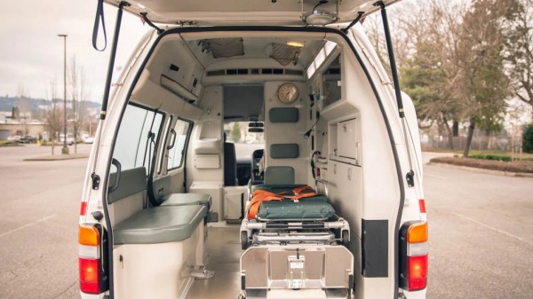 Редчайшую версию минивэна Toyota Hiace с мотором V8 продают за 2,7 млн рублей