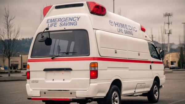 Редчайшую версию минивэна Toyota Hiace с мотором V8 продают за 2,7 млн рублей