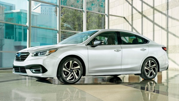 ТОП-3 премиальных седанов, покинувших рынок России в 2021 году