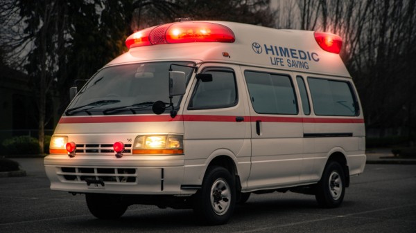 Редчайшую версию минивэна Toyota Hiace с мотором V8 продают за 2,7 млн рублей