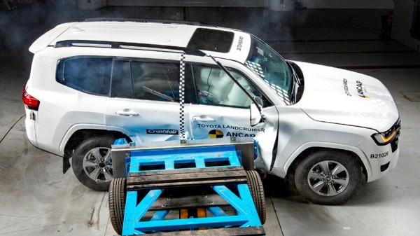 Новый Toyota Land Cruiser 300 разбили в независимом краш-тесте