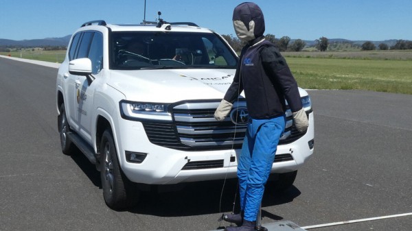 Новый Toyota Land Cruiser 300 разбили в независимом краш-тесте