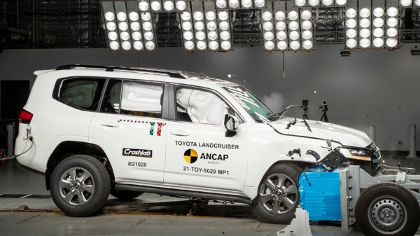 Новый Toyota Land Cruiser 300 разбили в независимом краш-тесте