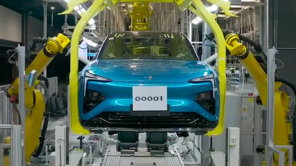 Китайский девелопер Evergrande начал производство своего первого электрического авто Hengchi 5