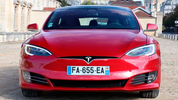 Электрокар Tesla Model S провалил тест на надежность