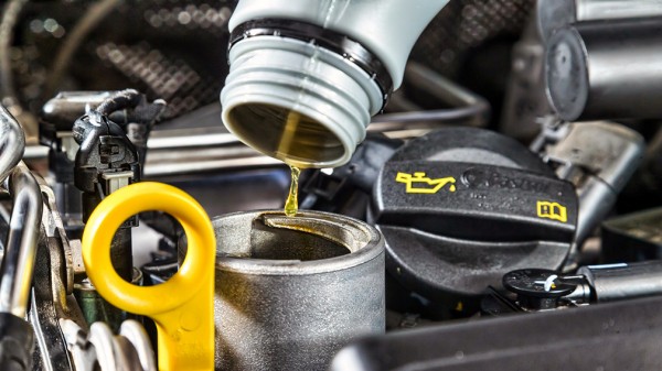 Водителям в России рассказали, как часто нужно менять масло в двигателе автомобиля