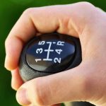 Как тормозить на машине с механической коробкой