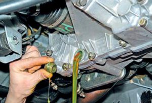 Зачем менять масло в механической коробке переключения передач