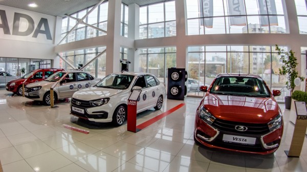 Авторынок РФ попал в долговую пробку: продажи стремительно падают