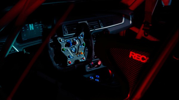 Спортивный BMW M2 CS Racing стал автомобилем безопасности в серии MotoGP