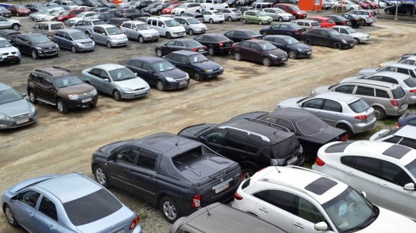 Авторынок РФ попал в долговую пробку: продажи стремительно падают