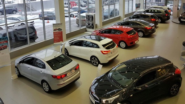 Автопроизводители приостановили отгрузку новых машин дилерам в России